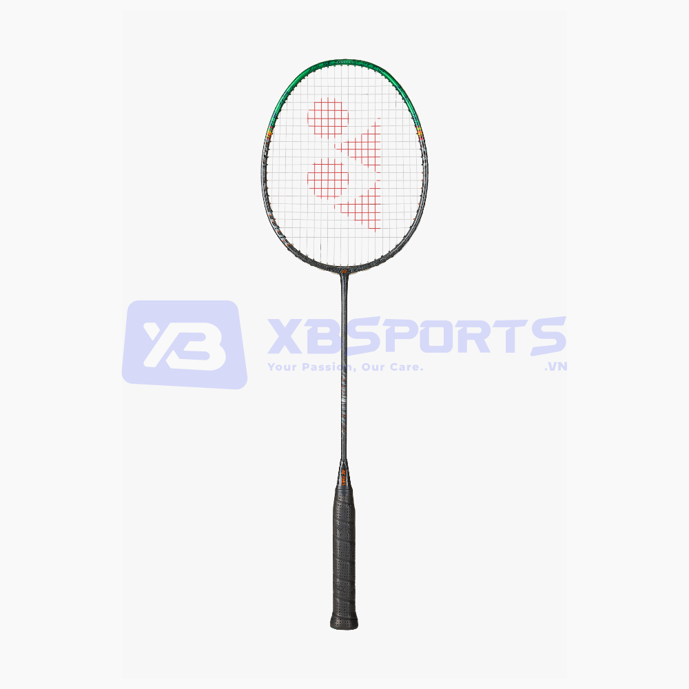 Vợt cầu lông Yonex Astrox 99 Tour 2025 màu đen xám phối xanh lá ở đỉnh khung, chi tiết vàng cam ở hai bên vai khung, dây trắng logo YY đỏ, cán quấn đen