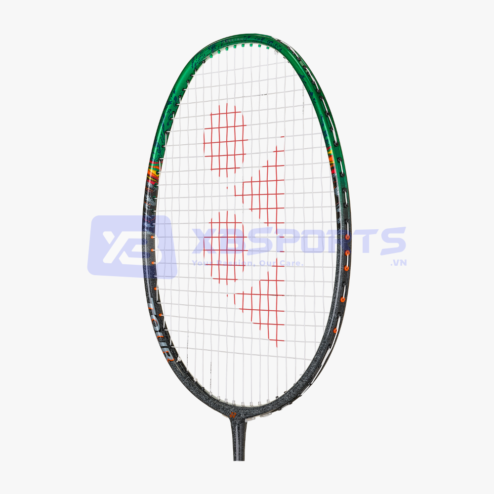 Cận cảnh khung vợt Astrox 99 Tour 2025 với đỉnh khung xanh lá đậm, thân khung đen vân bạc, chi tiết vàng cam ở mép khung, logo YY đỏ trên mặt lưới trắng