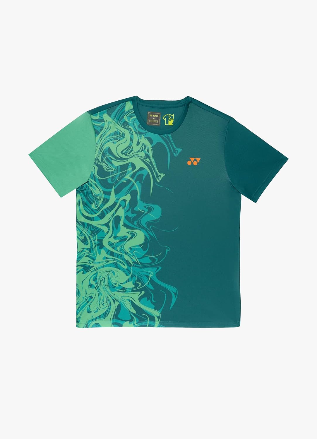 Áo cầu lông Yonex TRM2967 màu xanh lục teal, họa tiết vân xoáy marble màu xanh lá nhạt chạy dọc nửa thân trước bên trái, tay trái màu xanh lá nhạt, logo Yonex màu cam ở ngực phải, cổ tròn