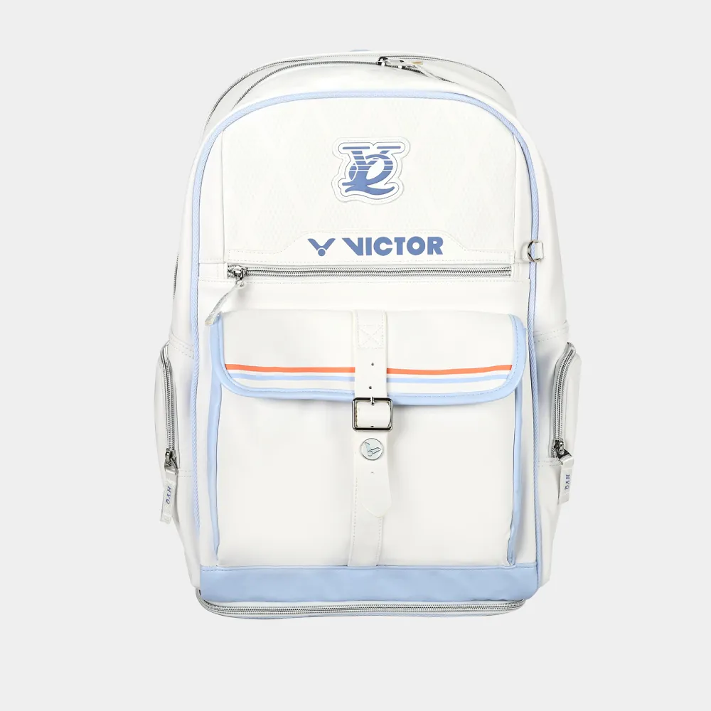 Balo cầu lông Victor BR5081HYQ nhìn chính diện, thân màu trắng viền xanh dương pastel, huy hiệu thêu monogram ở ngăn trên, chữ VICTOR xanh dương trên khóa kéo ngang, nắp ngăn trước có sọc cam và khóa gài kim loại, đáy balo màu xanh pastel
