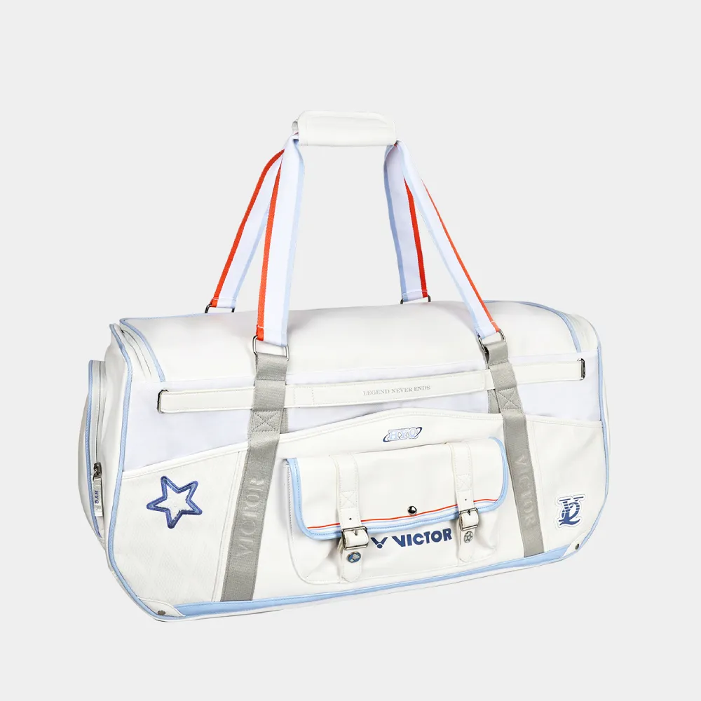 Cận cảnh đầu túi vợt Victor BR5681HYQ 2.0, ngôi sao thêu viền xanh navy, hai khóa gài kim loại trên nắp ngăn trước, ngăn hông có khóa kéo, quai xách phối sọc xanh pastel và cam