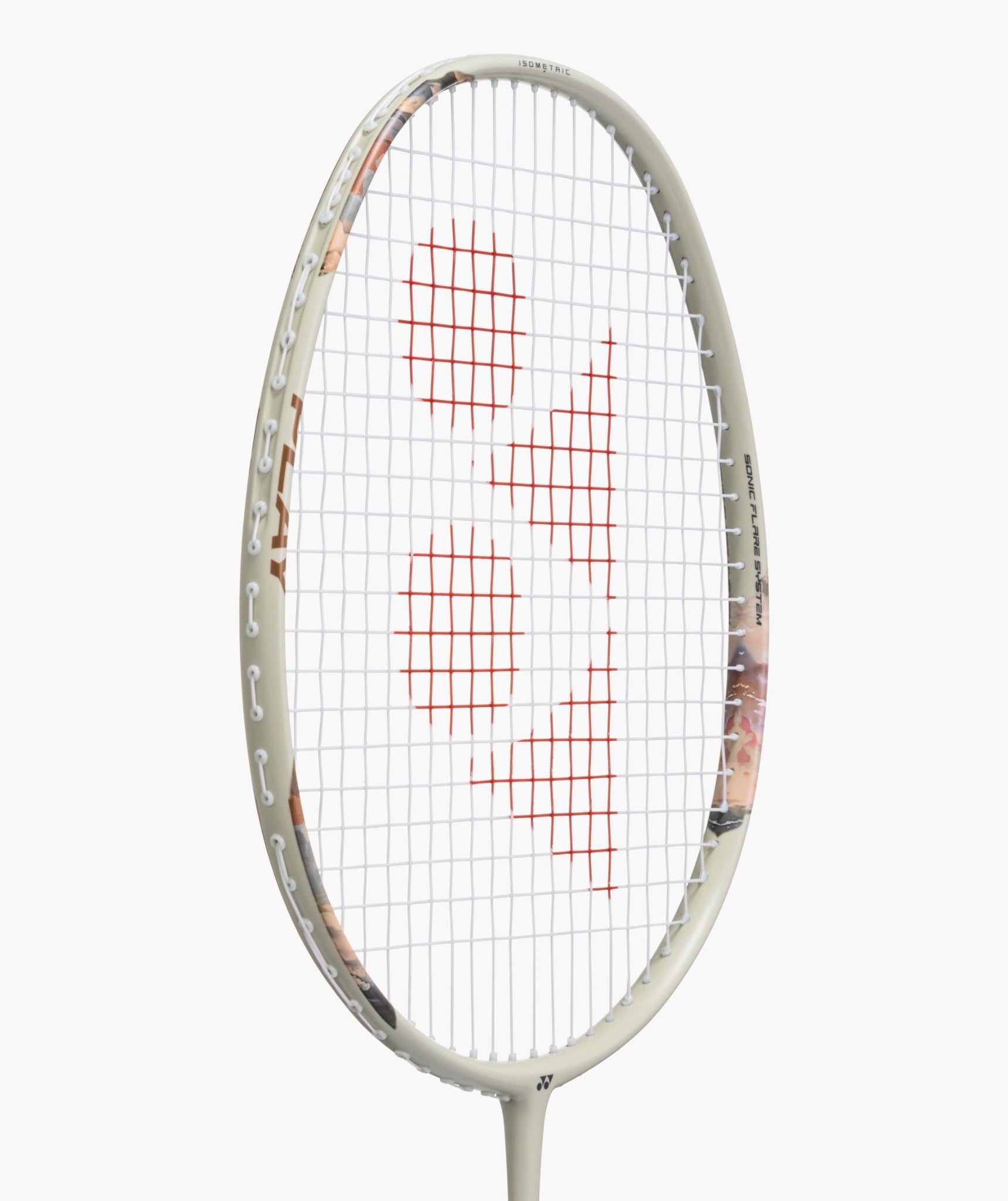 Cận cảnh khung vợt Nanoflare 700 Play 2026 màu be kem, chữ PLAY in trên mép khung, các mảng loang cam hồng, logo YY đỏ trên mặt lưới trắng