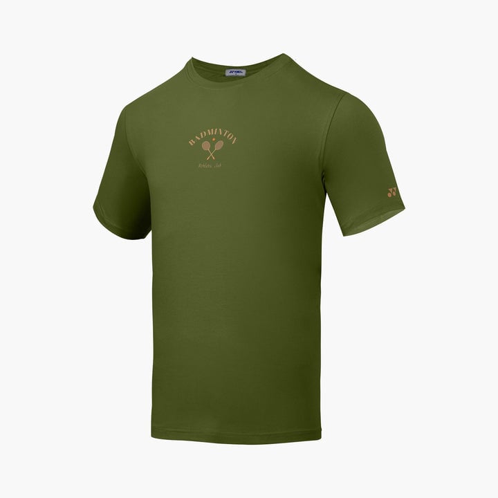 Áo thể thao cổ tròn tay ngắn màu xanh rêu đồng, graphic hai cây vợt bắt chéo và chữ BADMINTON Athletic Club màu nâu nhạt ở ngực trái, logo YY ở tay áo