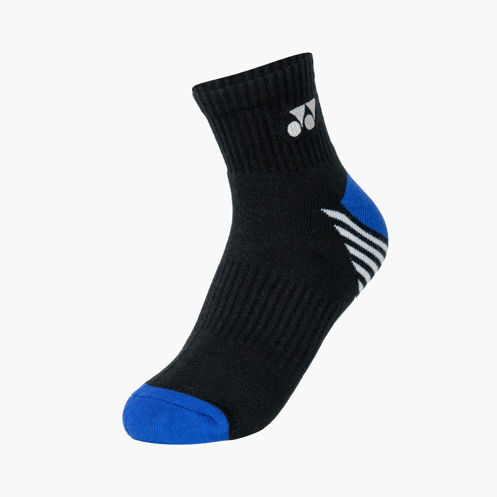 Vớ cầu lông Yonex SKSM10102MP8 cổ 10cm màu đen, mũi và gót dệt màu xanh dương tương phản, các vạch chéo trắng ở gót, logo Yonex trắng ở mắt cá
