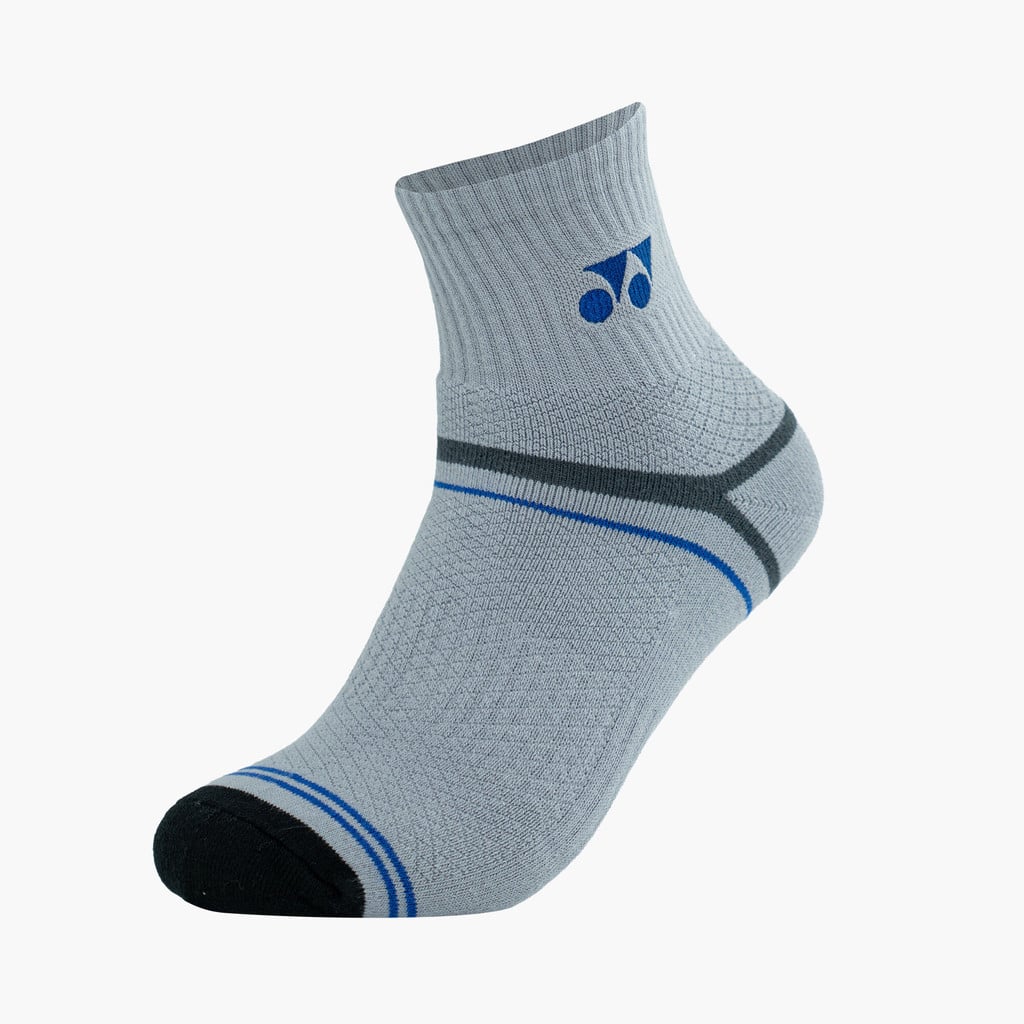 Vớ cầu lông Yonex SKSM12101MP8 cổ 12cm màu xám bạc, có đai xám đậm và xanh dương quanh vòm bàn chân, mũi gia cố màu đen, logo Yonex xanh dương ở mắt cá