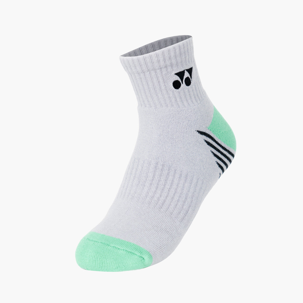 Vớ cầu lông Yonex SKSM10102MP8 cổ 10cm màu xám nhạt, mũi và gót dệt màu xanh mint tương phản, các vạch chéo đen ở gót, logo Yonex đen ở mắt cá
