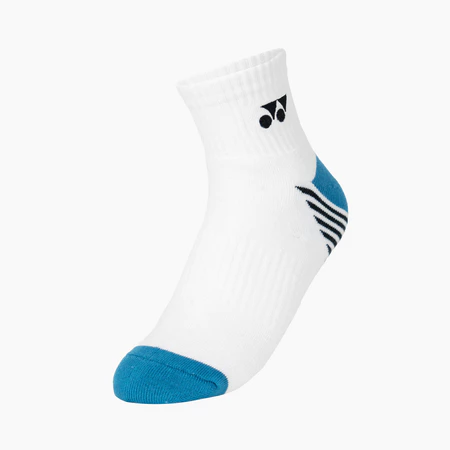 Vớ cầu lông Yonex SKSM10102MP8 cổ 10cm màu trắng, mũi và gót dệt màu xanh teal tương phản, các vạch chéo đen ở gót, vùng vòm bàn chân dệt ôm, logo Yonex đen ở mắt cá