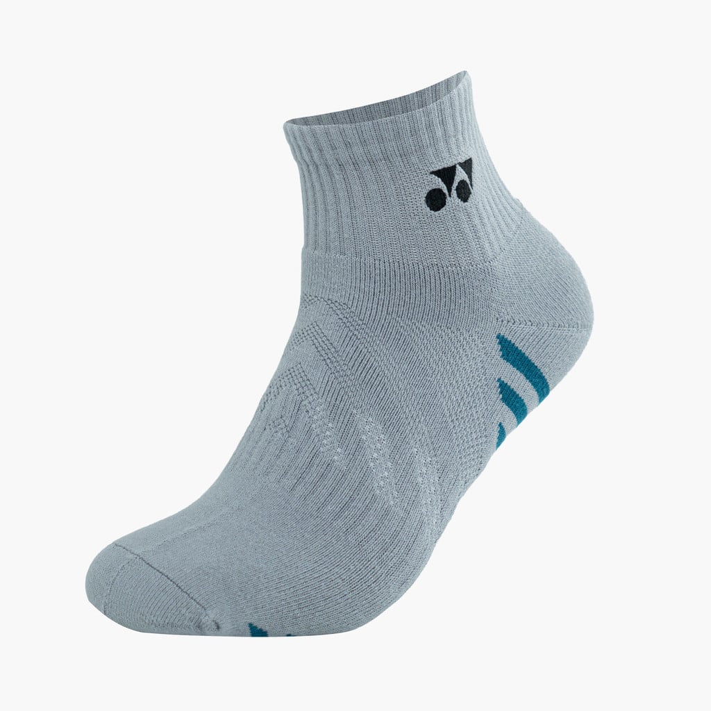 Vớ cầu lông Yonex SKSM10103MP8 cổ 10cm màu xám bạc, ba vạch chéo màu xanh teal ở gót, vùng vòm bàn chân dệt ôm, logo Yonex đen ở mắt cá