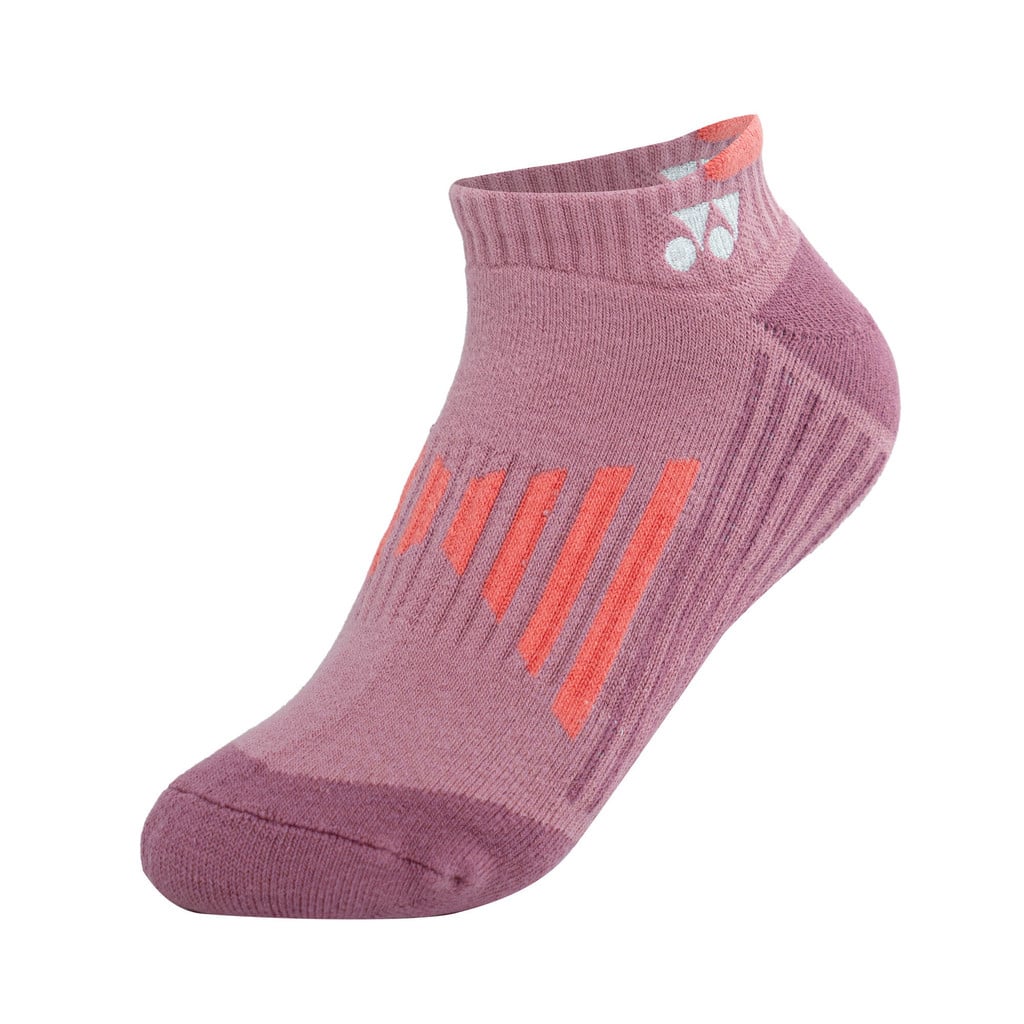 Vớ cầu lông Yonex SKSL05104MP8 cổ thấp 5cm màu hồng tím, có các vạch nén màu cam san hô ở vùng vòm bàn chân, mũi và gót dệt dày màu tím đậm, logo Yonex trắng ở mắt cá