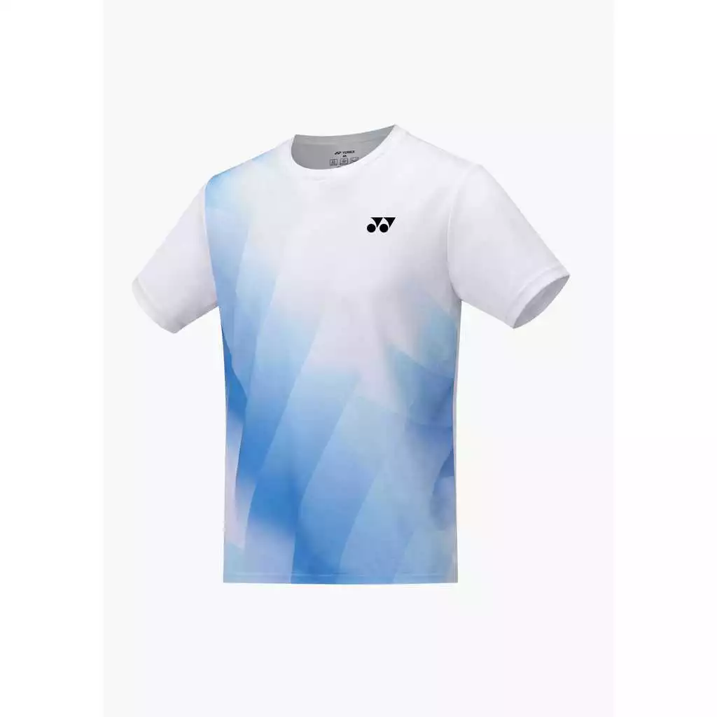 Áo cầu lông Yonex TRM3513 màu trắng, áo thun cổ tròn tay ngắn nền trắng với họa tiết chuyển sắc xanh biển dạng dải chéo ở phần thân dưới, logo YY màu đen ở ngực trái