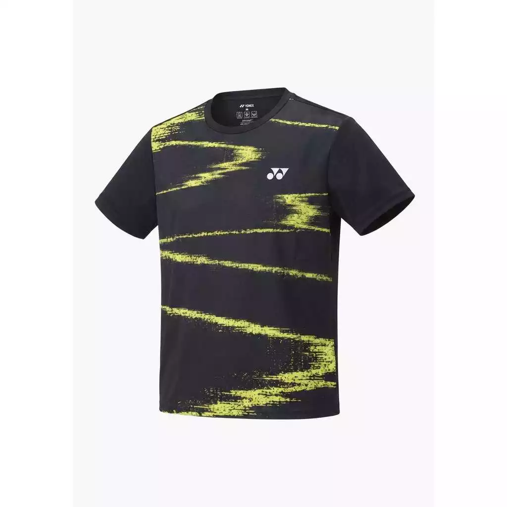 Áo cầu lông Yonex TRM3514 màu Black, áo thun cổ tròn tay ngắn màu đen, họa tiết vệt cọ màu vàng chanh nổi bật chạy ngang thân áo, logo YY màu trắng ở ngực trái, tem cổ YONEX