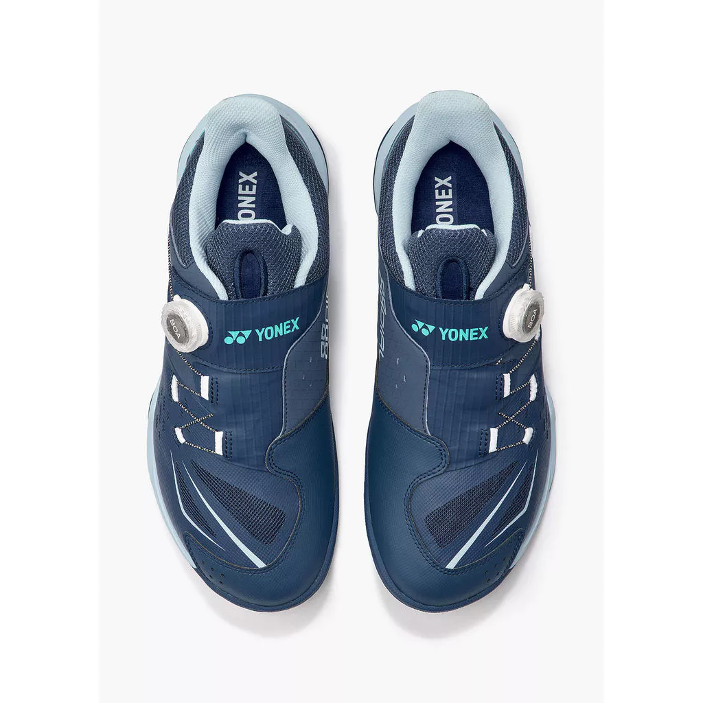 Nhìn từ trên xuống đôi giày Yonex 88 Dial Gen 3 màu navy, thấy rõ hai núm vặn BOA màu trắng bạc có in chữ BOA, chữ YONEX màu xanh ngọc hai bên, lót trong màu xanh nhạt in chữ YONEX