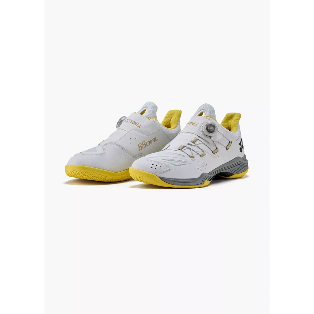 Giày cầu lông Yonex 88 Dial Gen 3 màu White Yellow, đôi giày trắng với núm vặn BOA trắng, chữ 88 DIAL màu vàng đồng, lót cổ giày và đế ngoài màu vàng, đế giữa màu xám