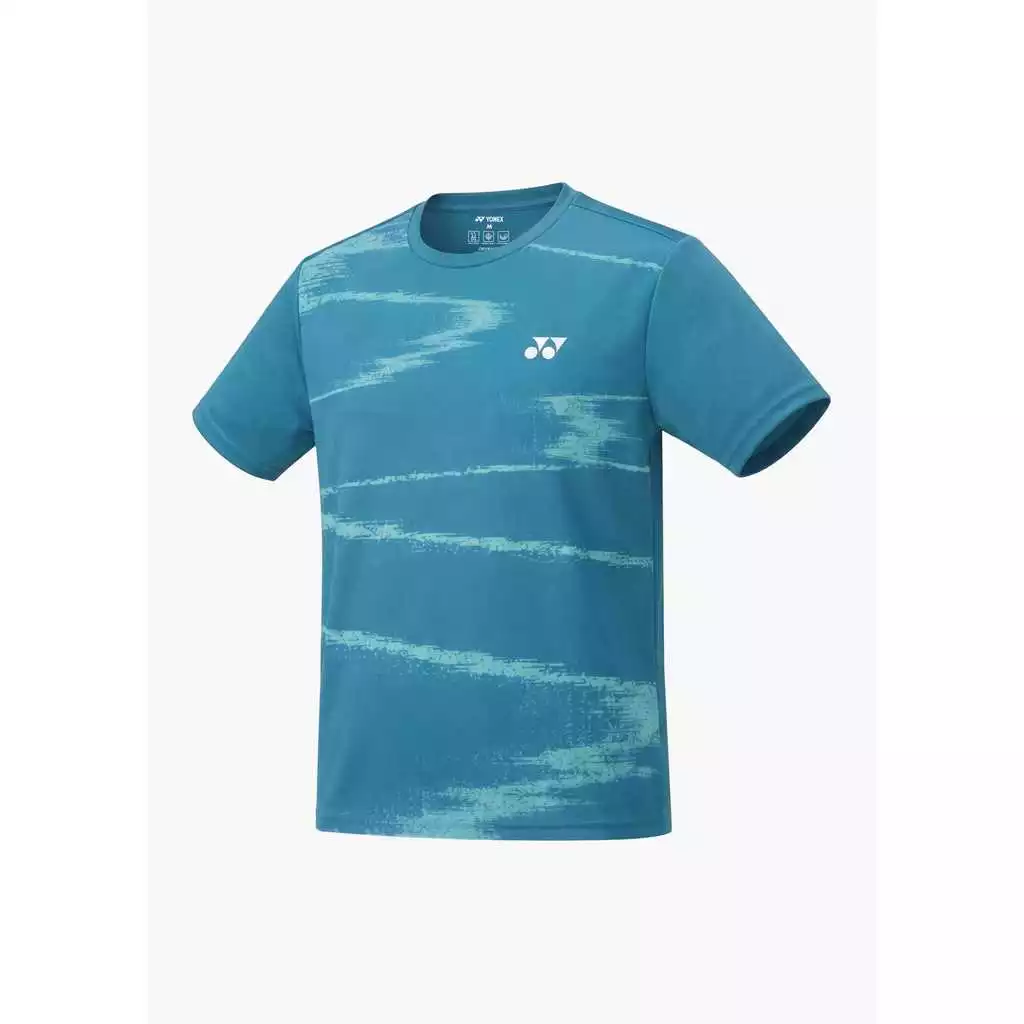 Áo cầu lông Yonex TRM3514 màu Mosaic Blue, áo thun cổ tròn tay ngắn màu xanh cổ vịt, họa tiết vệt cọ màu xanh nhạt chạy ngang thân áo, logo YY màu trắng ở ngực trái, tem cổ YONEX