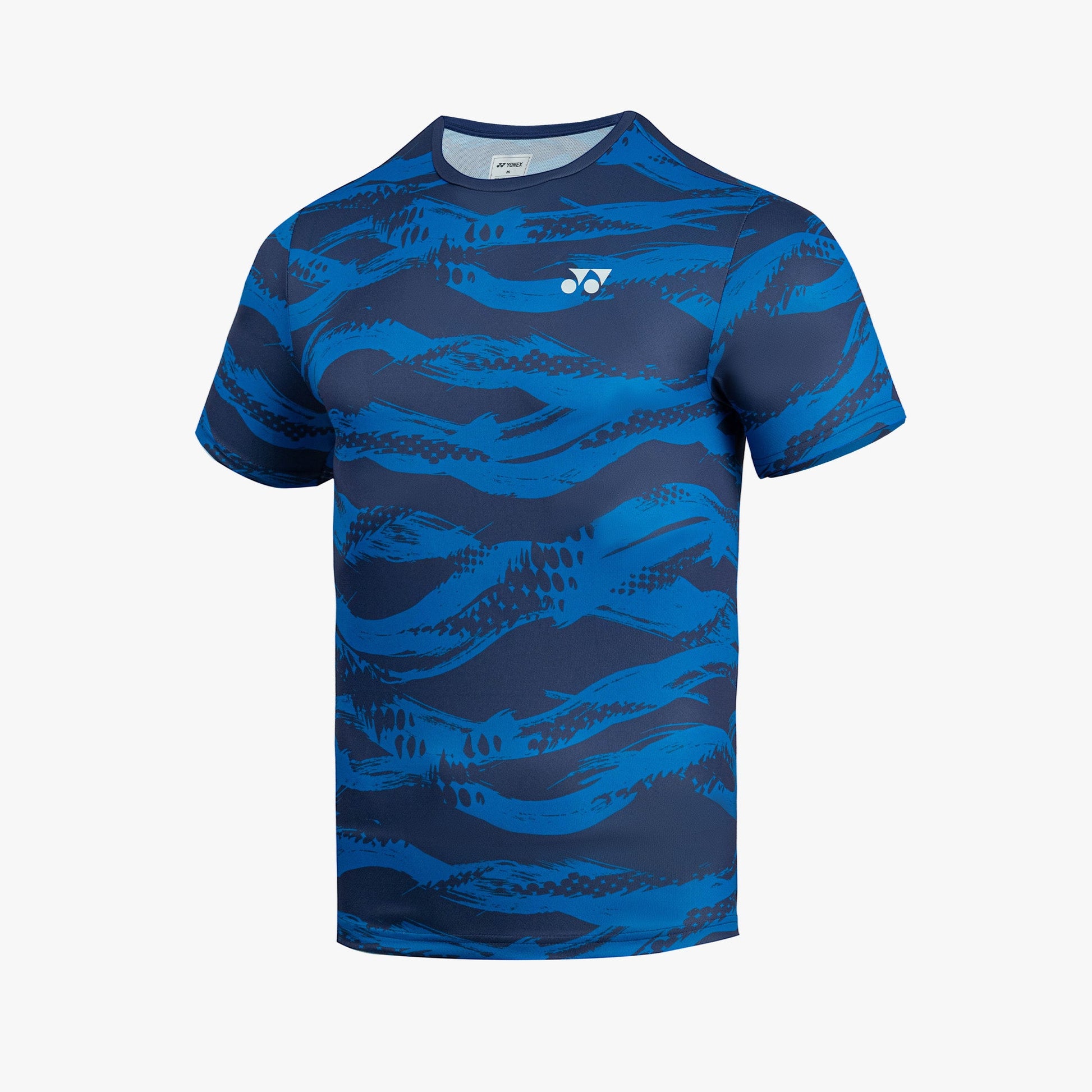 Áo cầu lông Yonex RM-J035-3082-RW2-S màu Spectrum Blue, cổ tròn tay ngắn, họa tiết camo sóng màu xanh dương sáng trên nền xanh navy, logo Yonex trắng ở ngực phải