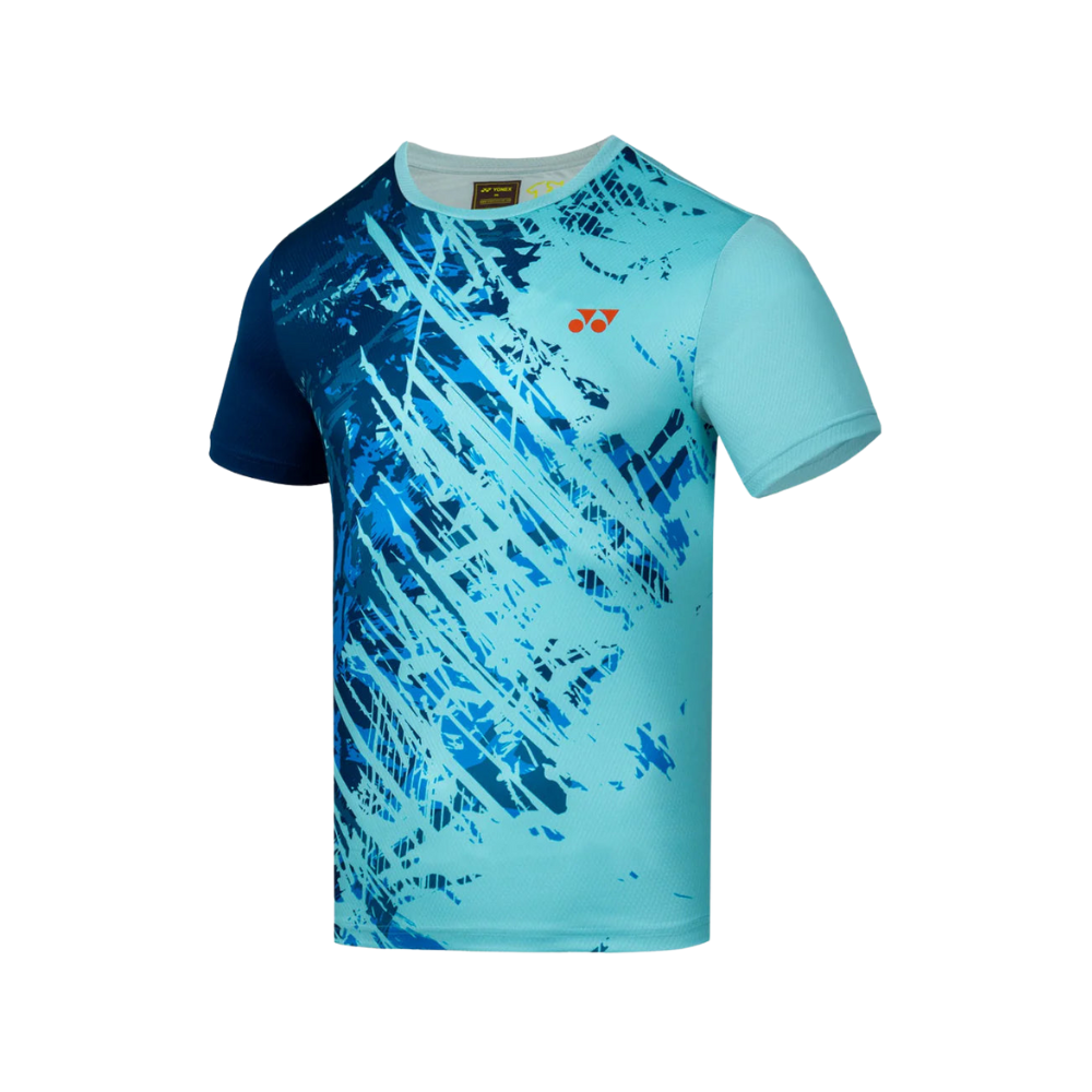 Áo cầu lông Yonex TRM2965 màu xanh ngọc nhạt Sea Angle, họa tiết vệt cọ màu xanh dương đậm chạy chéo từ vai trái xuống thân trước, tay trái màu xanh navy đậm, logo Yonex màu cam ở ngực