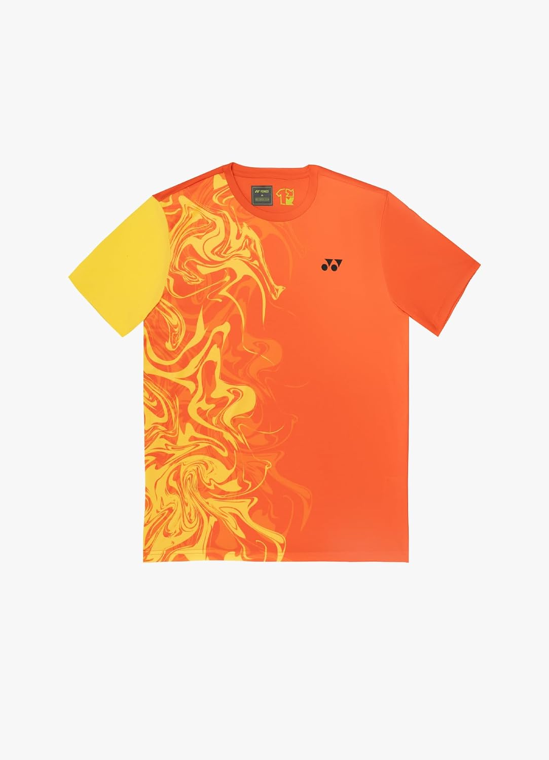 Áo cầu lông Yonex TRM2967 màu cam đỏ mandarin, họa tiết vân xoáy marble màu vàng chạy dọc nửa thân trước bên trái, tay trái màu vàng, logo Yonex màu đen ở ngực phải