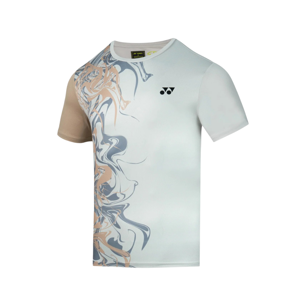 Áo cầu lông Yonex TRM2967 màu trắng ngà light taupe, họa tiết vân xoáy marble màu be nâu và xám xanh ở thân trước bên trái, tay trái màu be nâu, logo Yonex màu xanh đen ở ngực