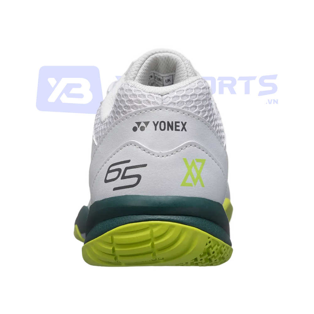 Gót giày cầu lông Yonex SHB 65X4 VA màu trắng xanh lá nhìn từ phía sau, in chữ YONEX xám, số 65 và logo VA màu xanh lá chanh, đế gót phối xanh rêu đậm và xanh chanh