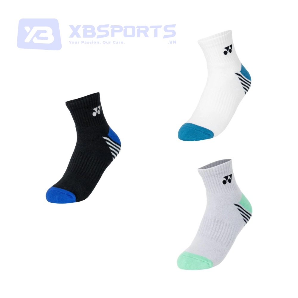 Ba đôi vớ cầu lông Yonex cổ lửng 10cm: đen phối mũi xanh dương, trắng phối mũi xanh petrol, xám phối mũi xanh mint, có họa tiết vạch chéo ở gót và logo YY ở cổ vớ
