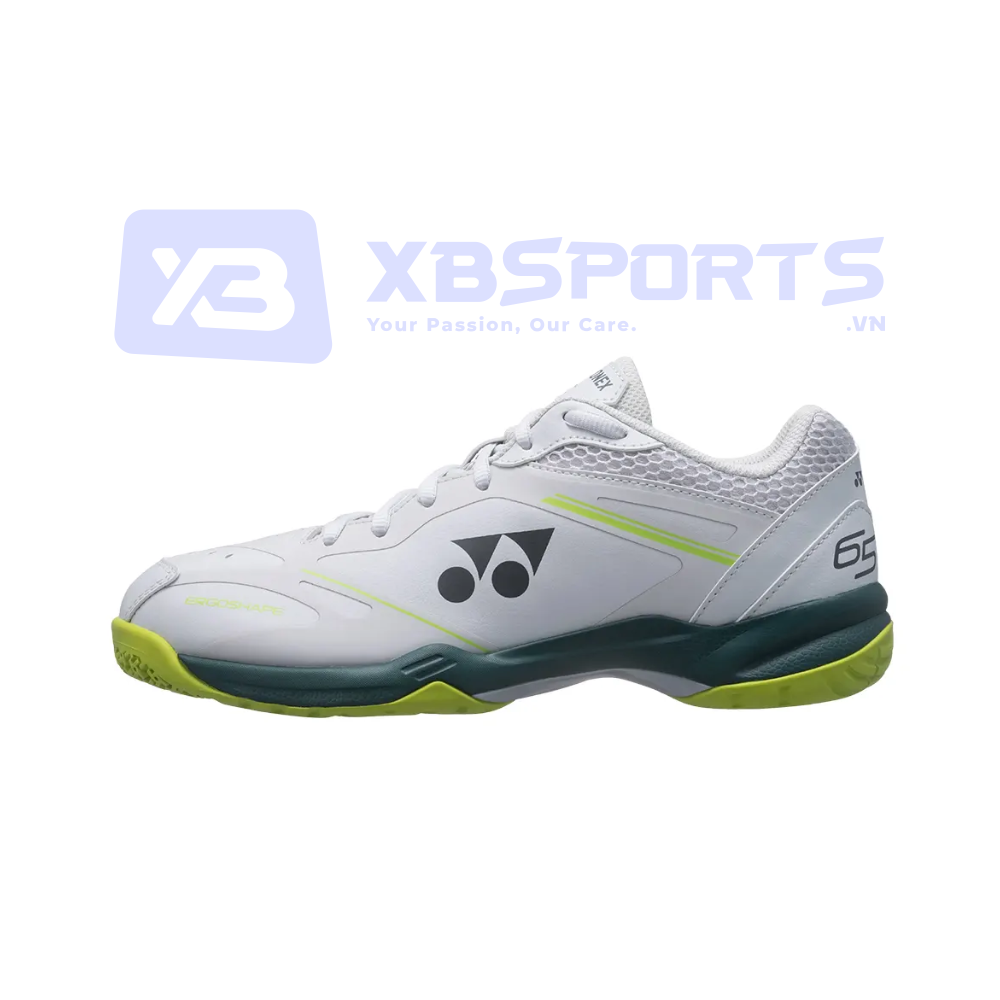 Giày cầu lông Yonex SHB 65X4 VA phối màu trắng xanh lá, thân giày trắng có lưới thoáng khí, viền và gót xanh lá chanh, đế ngoài xanh rêu đậm, logo Yonex xám ở thân, chụp nghiêng mặt ngoài