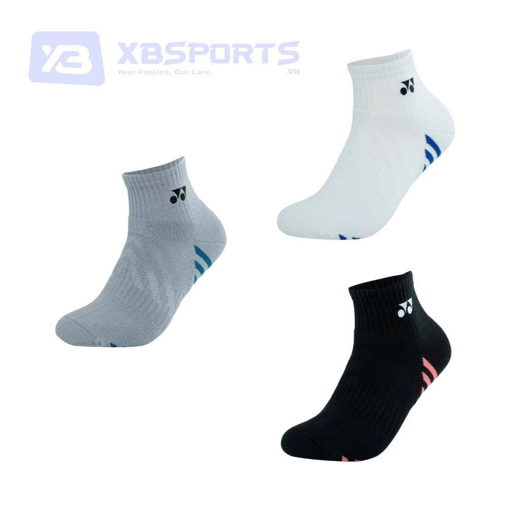 Ba đôi vớ cầu lông Yonex cổ lửng 10cm màu xám, trắng viền xanh dương và đen viền hồng cam, có gân dệt gia cường ở gan bàn chân và mắt cá, logo YY ở cổ vớ