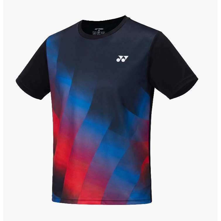 Áo cầu lông Yonex TRM3513 màu Black, áo thun cổ tròn nền đen với họa tiết chuyển sắc đỏ và xanh dương dạng dải chéo phủ phần thân trước, tay áo và vai để đen trơn, logo YY màu trắng ở ngực trái