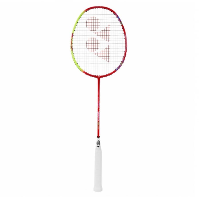 Vợt cầu lông khung màu đỏ tươi, điểm nhấn vàng chanh ở cạnh khung, logo Yonex đỏ in trên mặt lưới trắng, đũa vợt đỏ và cán quấn trắng