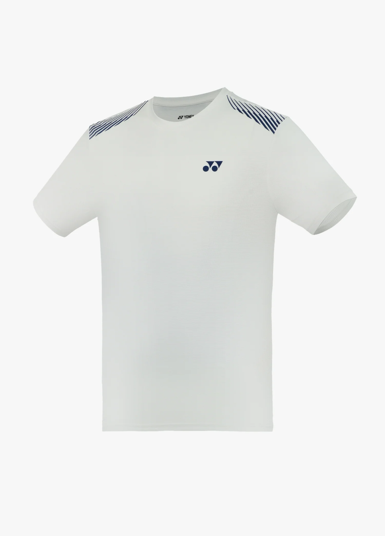 Áo cầu lông Yonex TRM3495 màu trắng, cổ tròn thân trơn, cụm vạch chéo xanh navy trên hai vai, logo Yonex xanh navy ngực trái