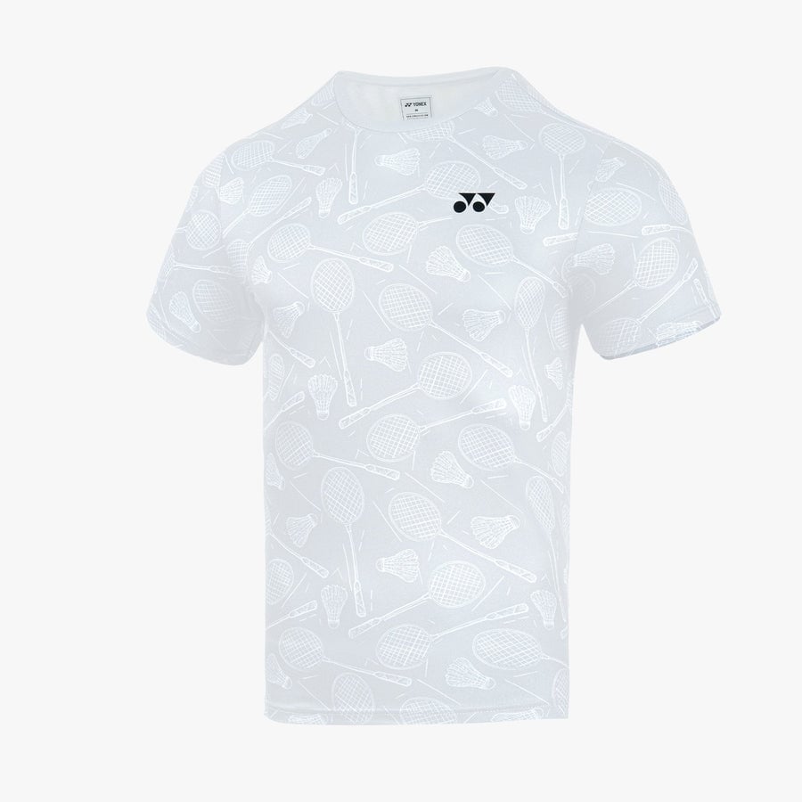 Áo cầu lông Yonex RM-J035-3074-RW2-S màu trắng, cổ tròn tay ngắn, họa tiết vẽ vợt cầu lông và quả cầu in chìm cùng tông trắng rải khắp thân áo, logo Yonex đen nhỏ ở ngực phải