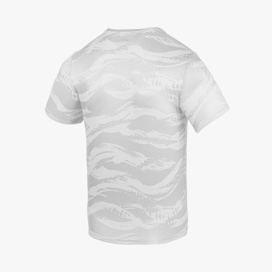 Mặt sau áo cầu lông Yonex RM-J035-3082-RW2-S màu trắng, họa tiết camo sóng in chìm cùng tông phủ kín toàn bộ lưng áo, không để trơn