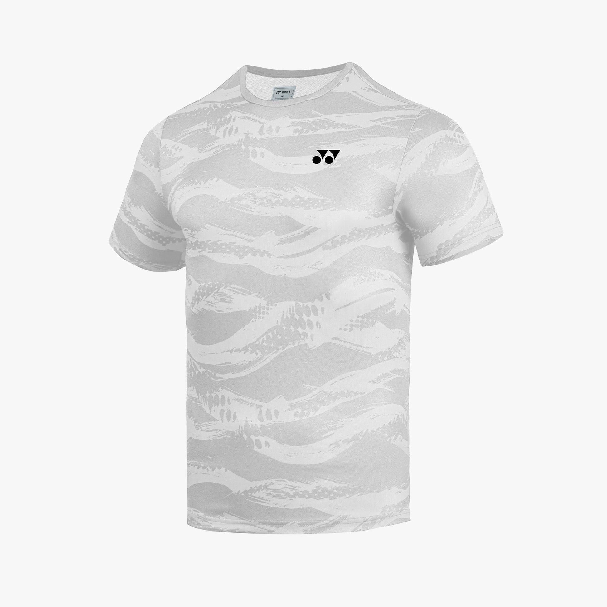 Áo cầu lông Yonex RM-J035-3082-RW2-S màu trắng, cổ tròn tay ngắn, họa tiết camo sóng in chìm cùng tông trắng xám phủ toàn thân, logo Yonex đen nhỏ ở ngực phải