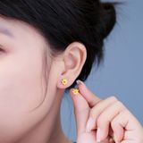  Bông tai nữ Titan SST mặt hoa cúc vàng có nhụy tráng gương Không Đen Gỉ BT127 