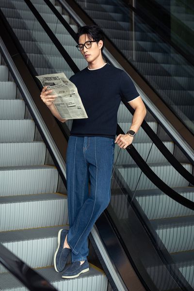 Áo mongtoghi màu đen cổ tròn, viền trắng tay và cổ AP414