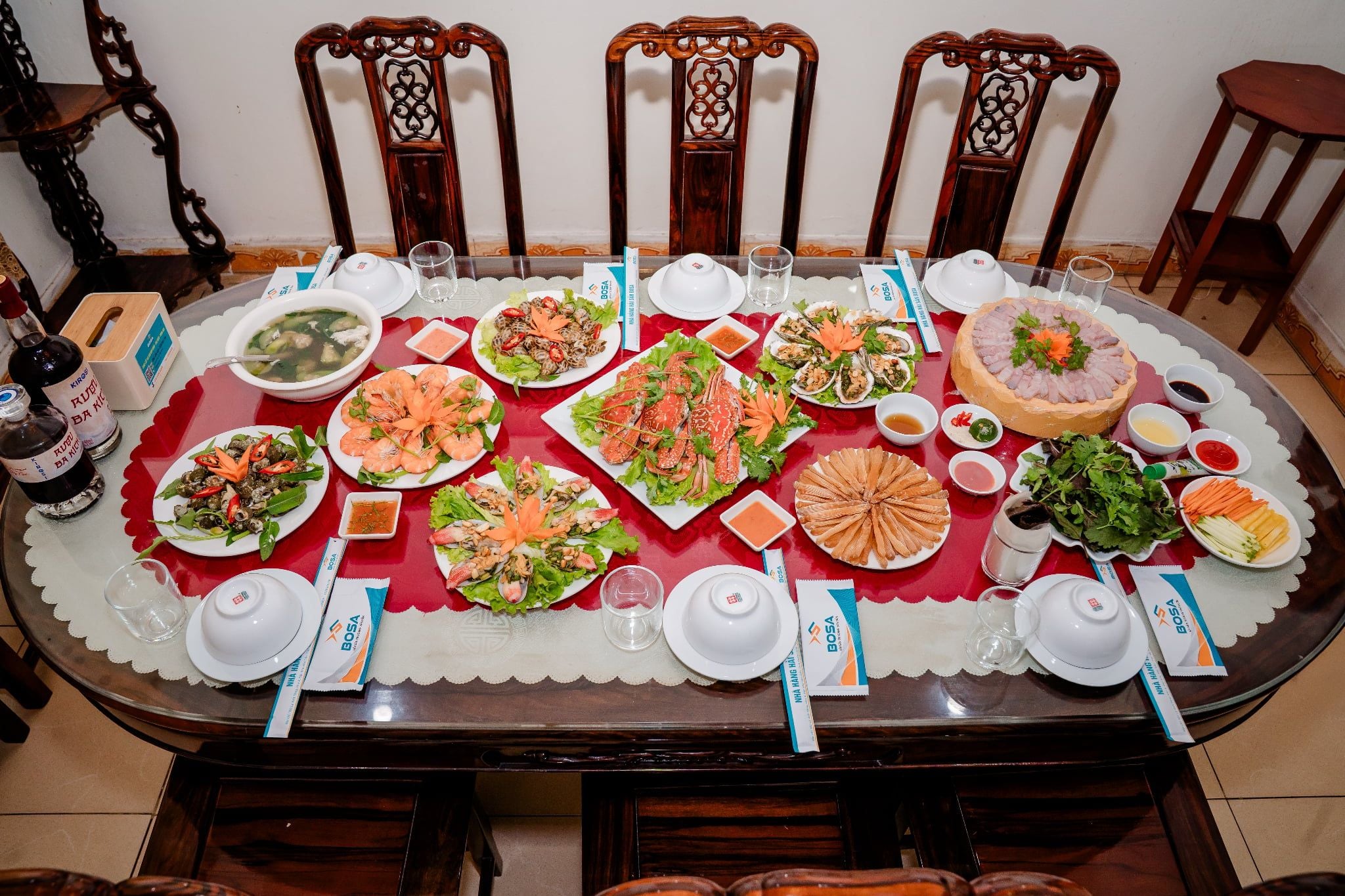 ban tiec tai nha hang bosa