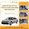 Tấm lót sàn chống bẩn cho xe 5 chỗ TOYOTA CAMRY (BẢN ĐIỆN) năm 2022-2023
