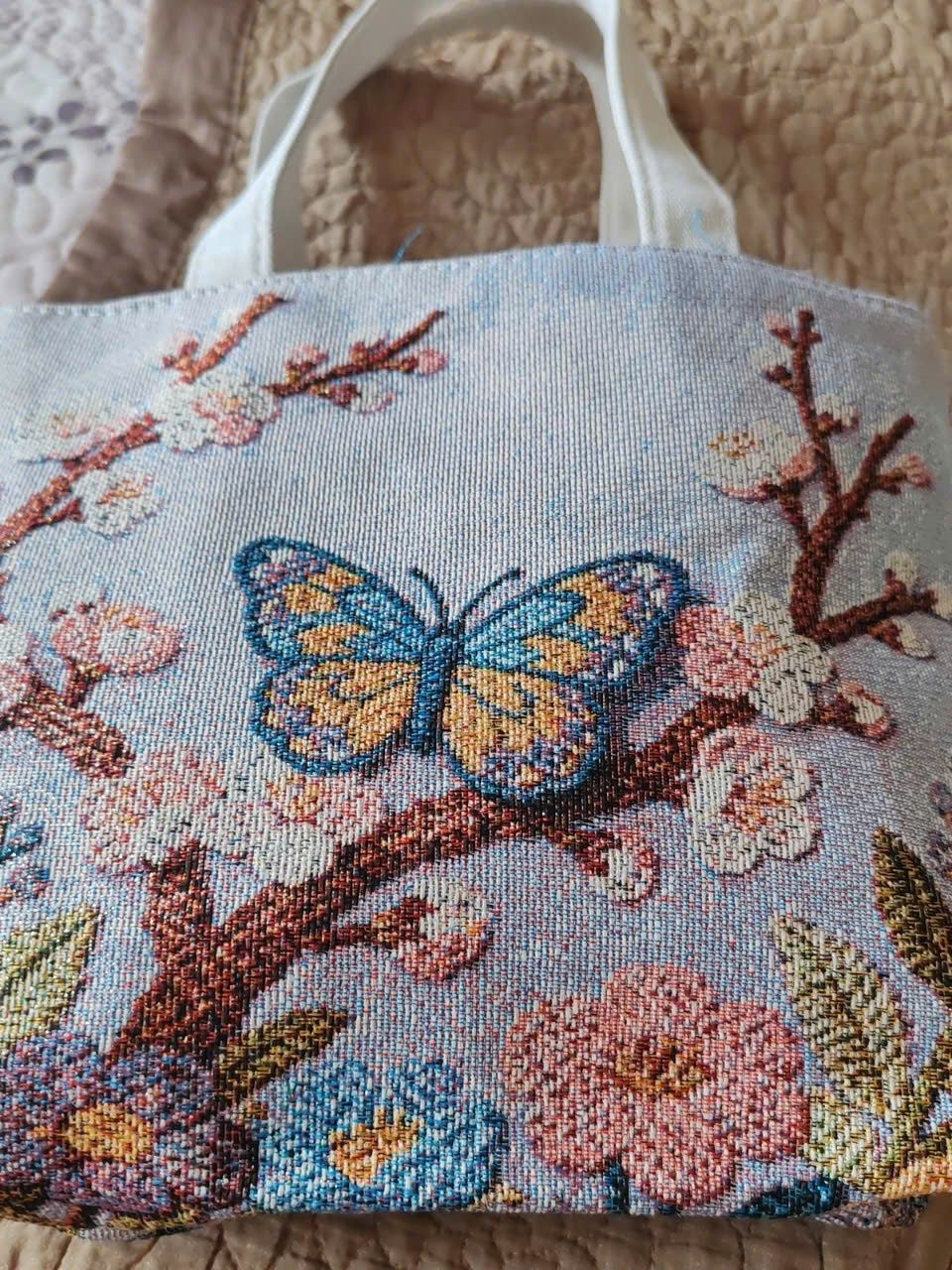  Túi Tote Canvas Với Họa Tiết Thêu Nổi 