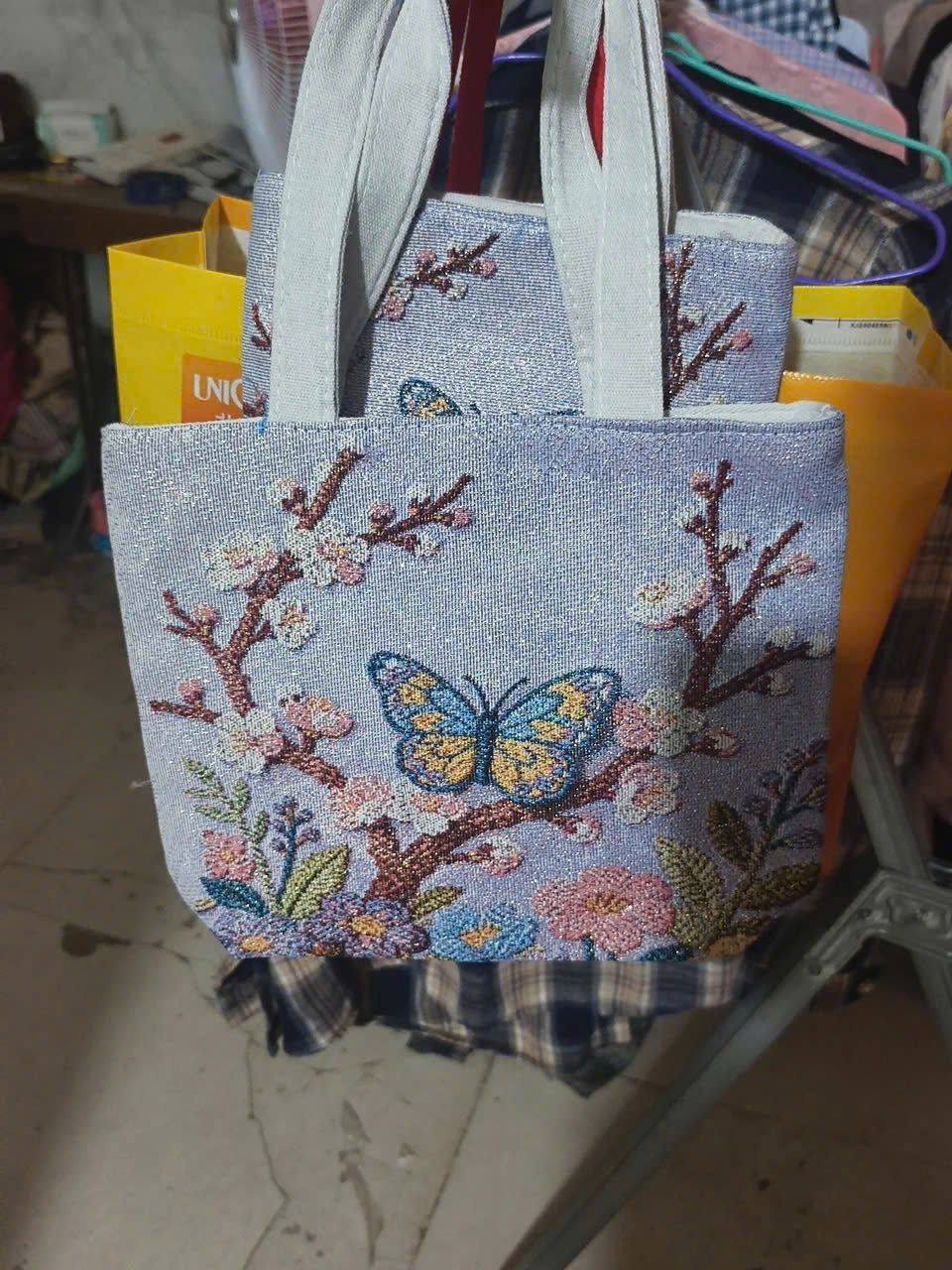  Túi Tote Canvas Với Họa Tiết Thêu Nổi 
