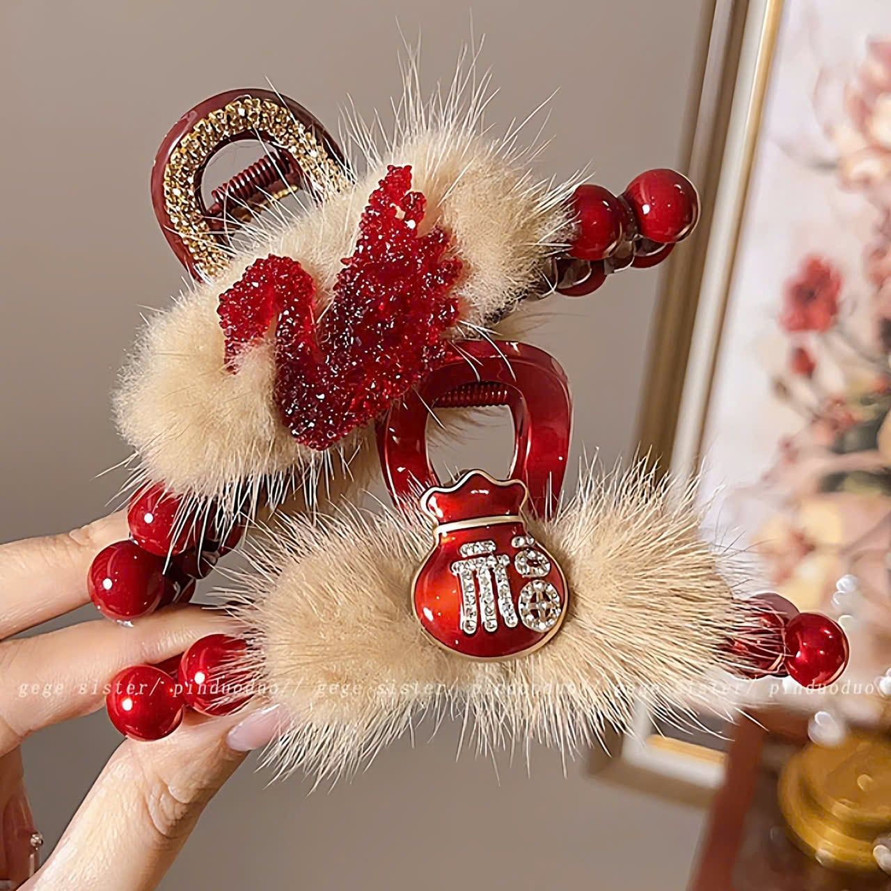  Kẹp Tóc Đính Hạt Đỏ Và Lông Vũ Giả 