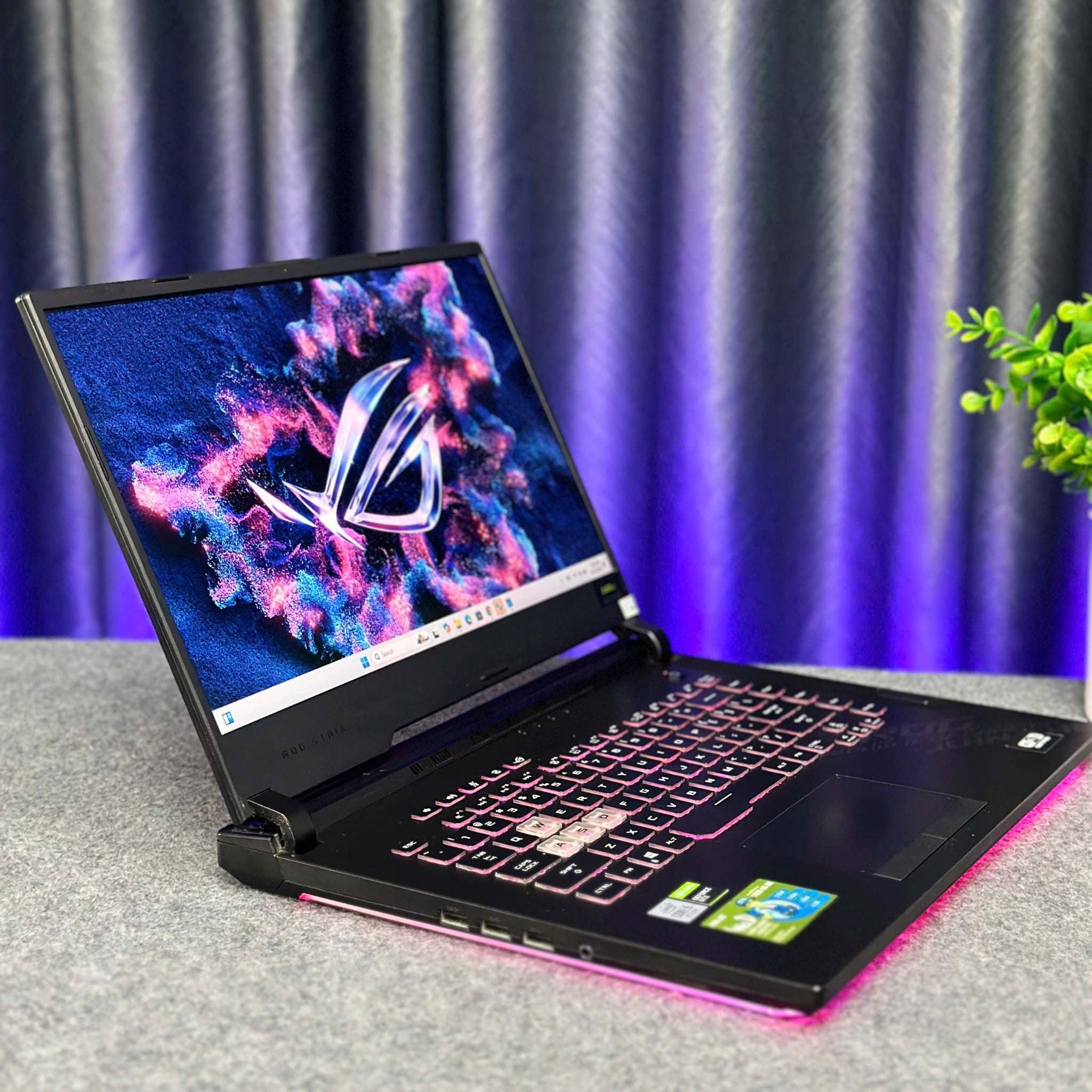 Laptop ASUS ROG STRIX G512 thiết kế gaming