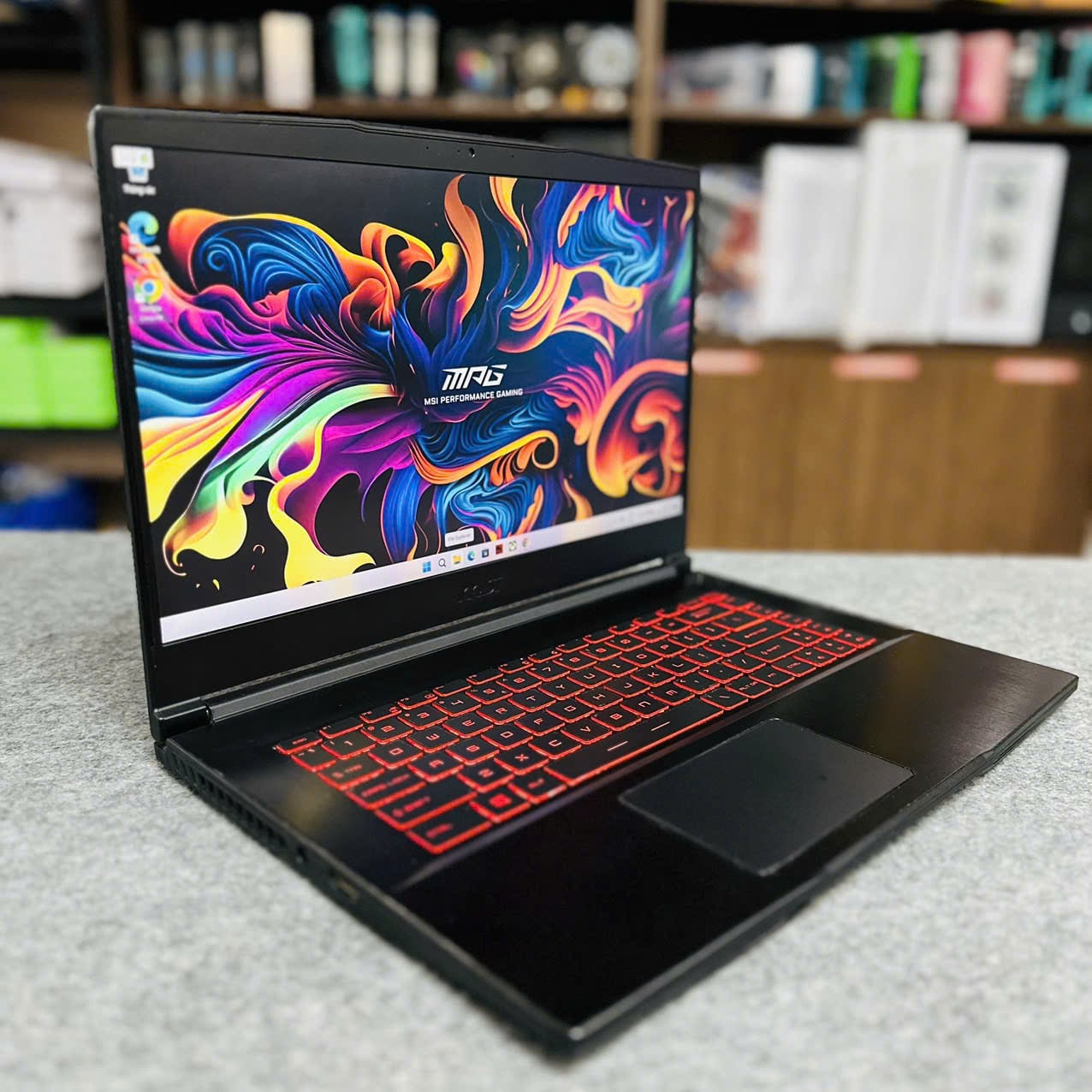 Laptop MSI GF65 Thin 10UE-228VN mặt lưng