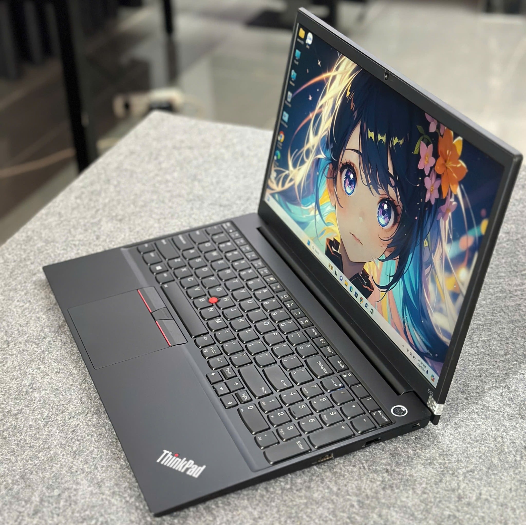 Laptop Lenovo ThinkPad E15 Gen 2 khu vực bàn phím và màn hình