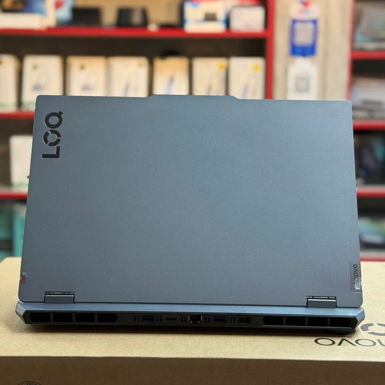 Lenovo LOQ 15ARP9 83JC003VVN mặt lưng màu xám