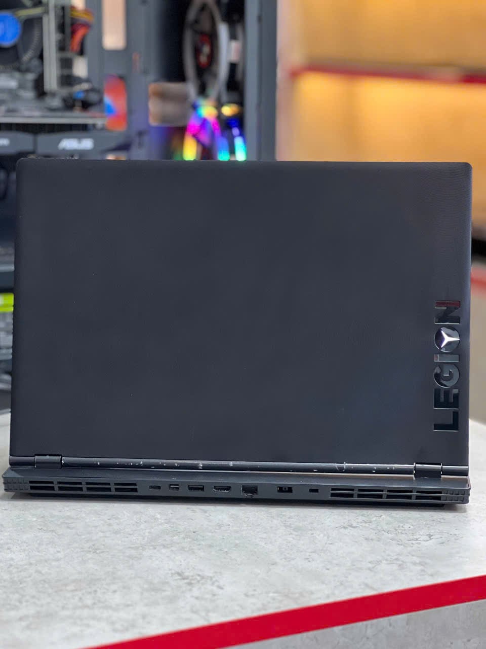 Laptop Lenovo Legion Y540 góc nghiêng Laptop Lenovo Legion Y540 góc nghiêng