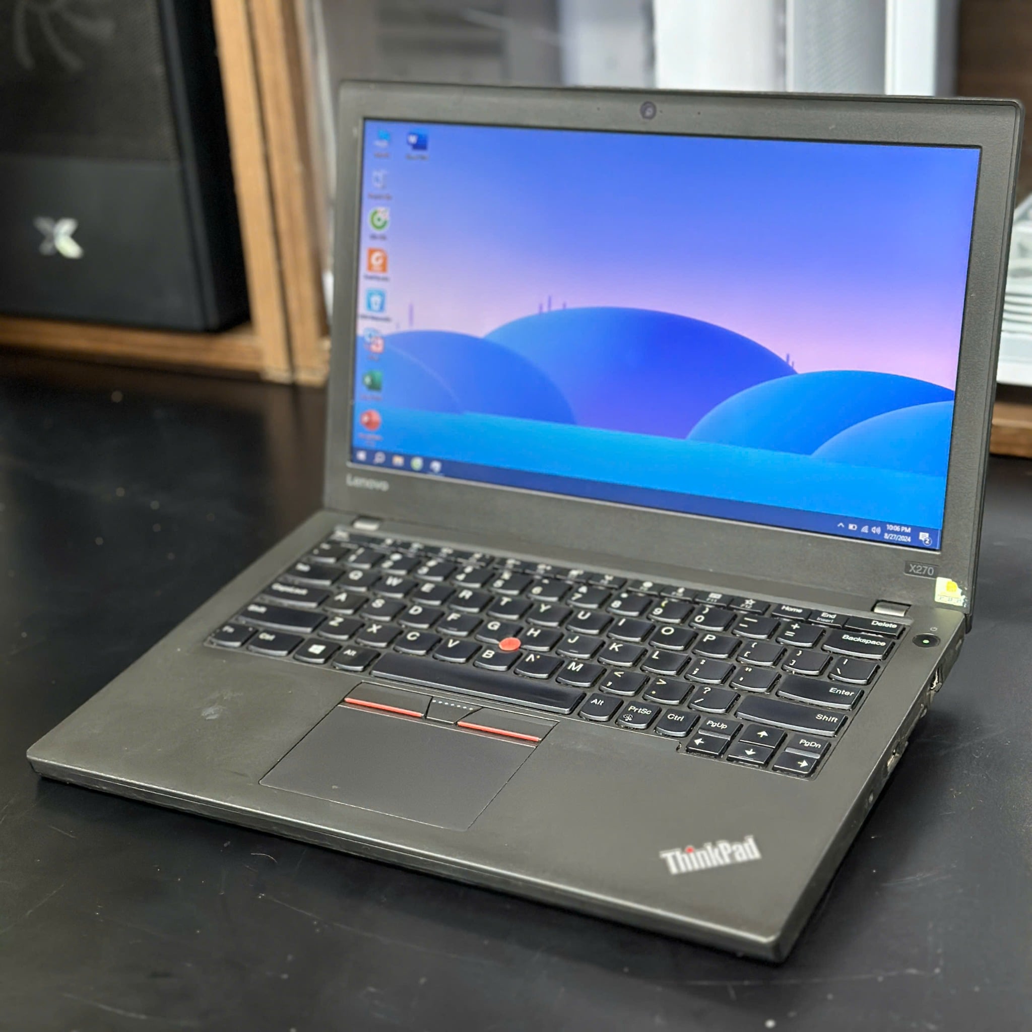 ThinkPad X270 thiết kế đen nhám nhỏ gọn