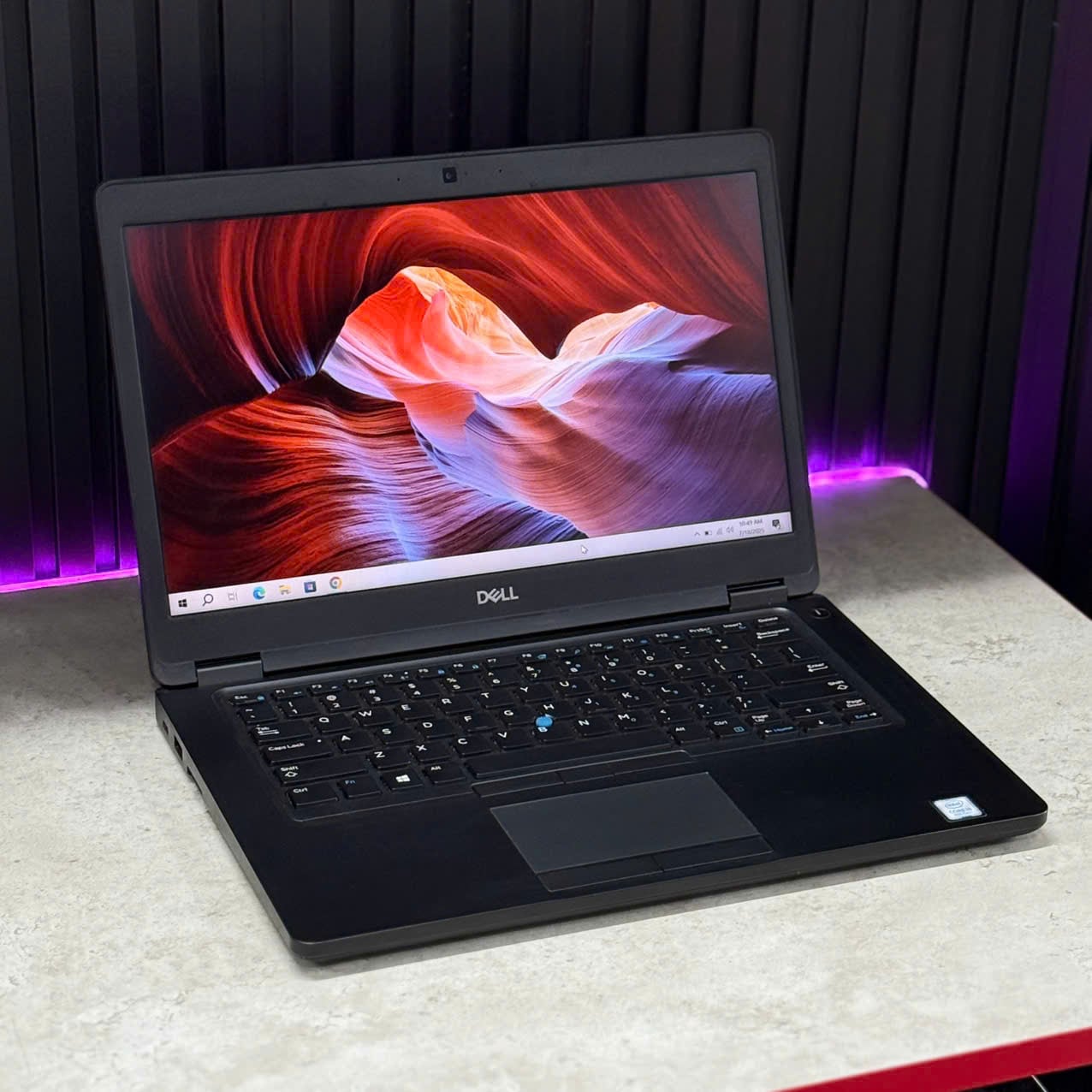 Laptop Dell Latitude 5490 thực tế Laptop Dell Latitude 5490 góc nhìn sản phẩm thực tế