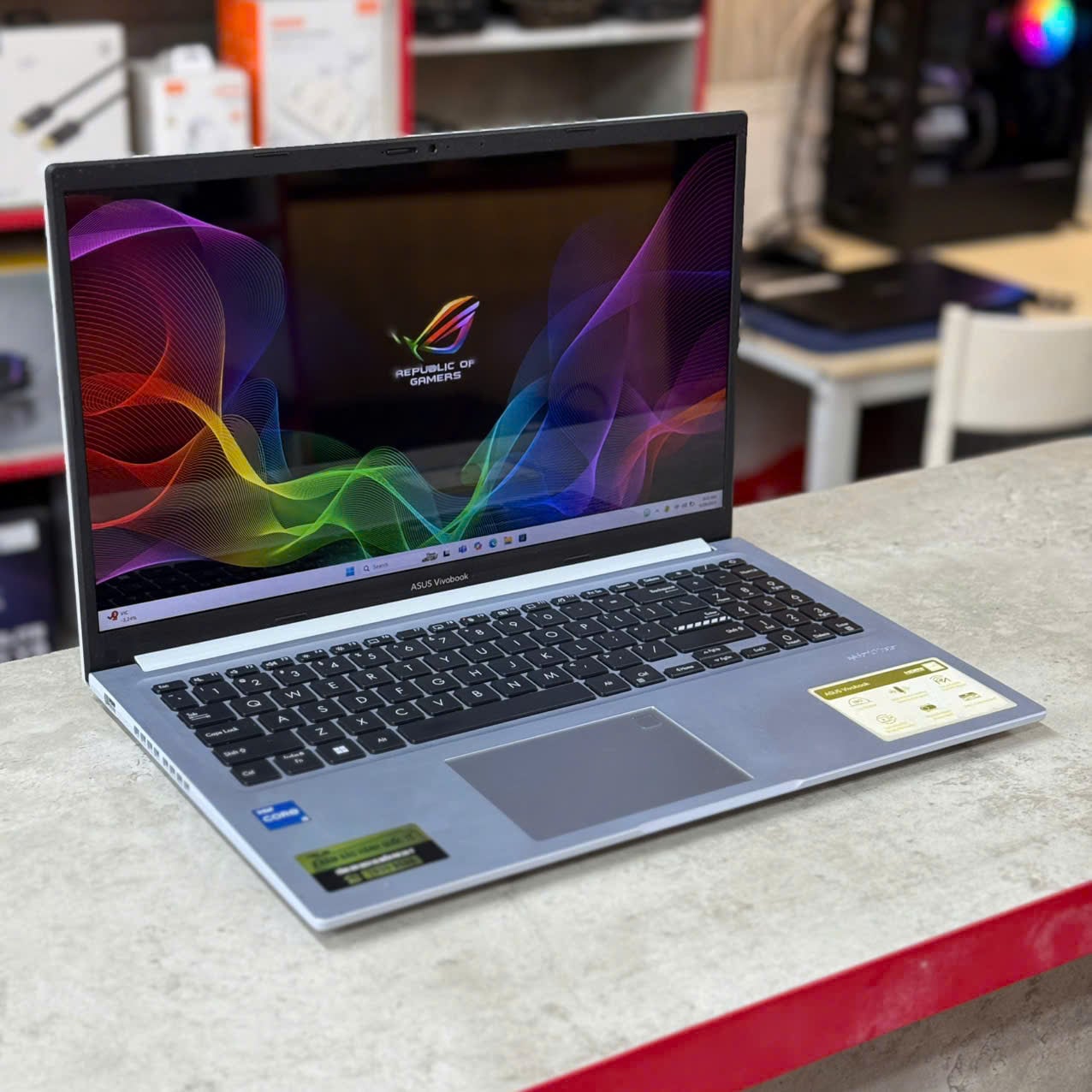 ASUS Vivobook 15 X1502ZA-BQ127W góc mở máy