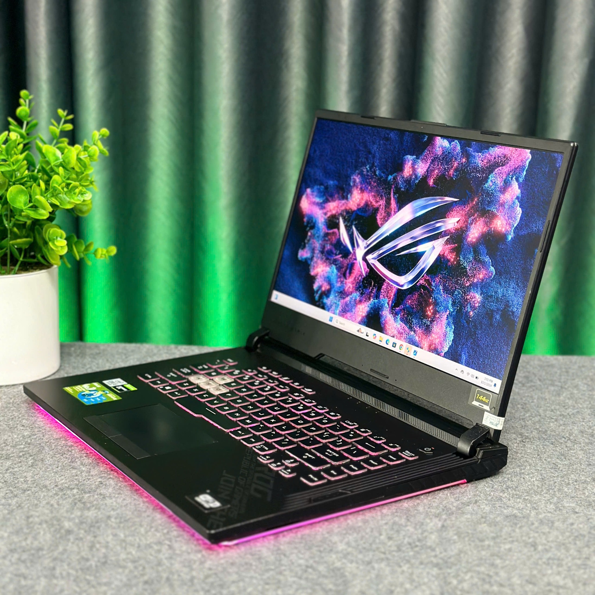 Laptop ASUS ROG STRIX G512 mặt nghiêng