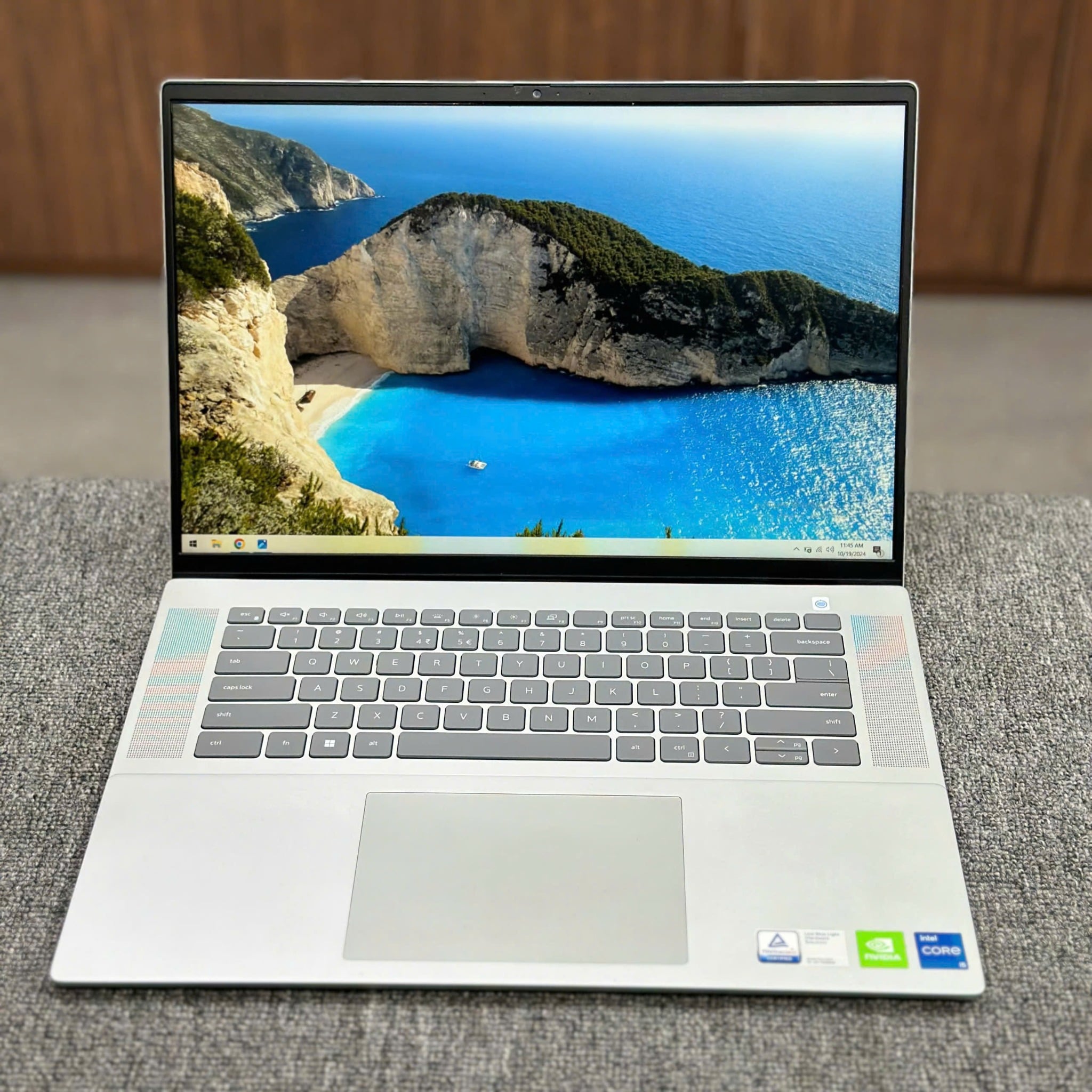 Laptop Dell Inspiron 16 5620 cũ đẹp góc nhìn tổng thể