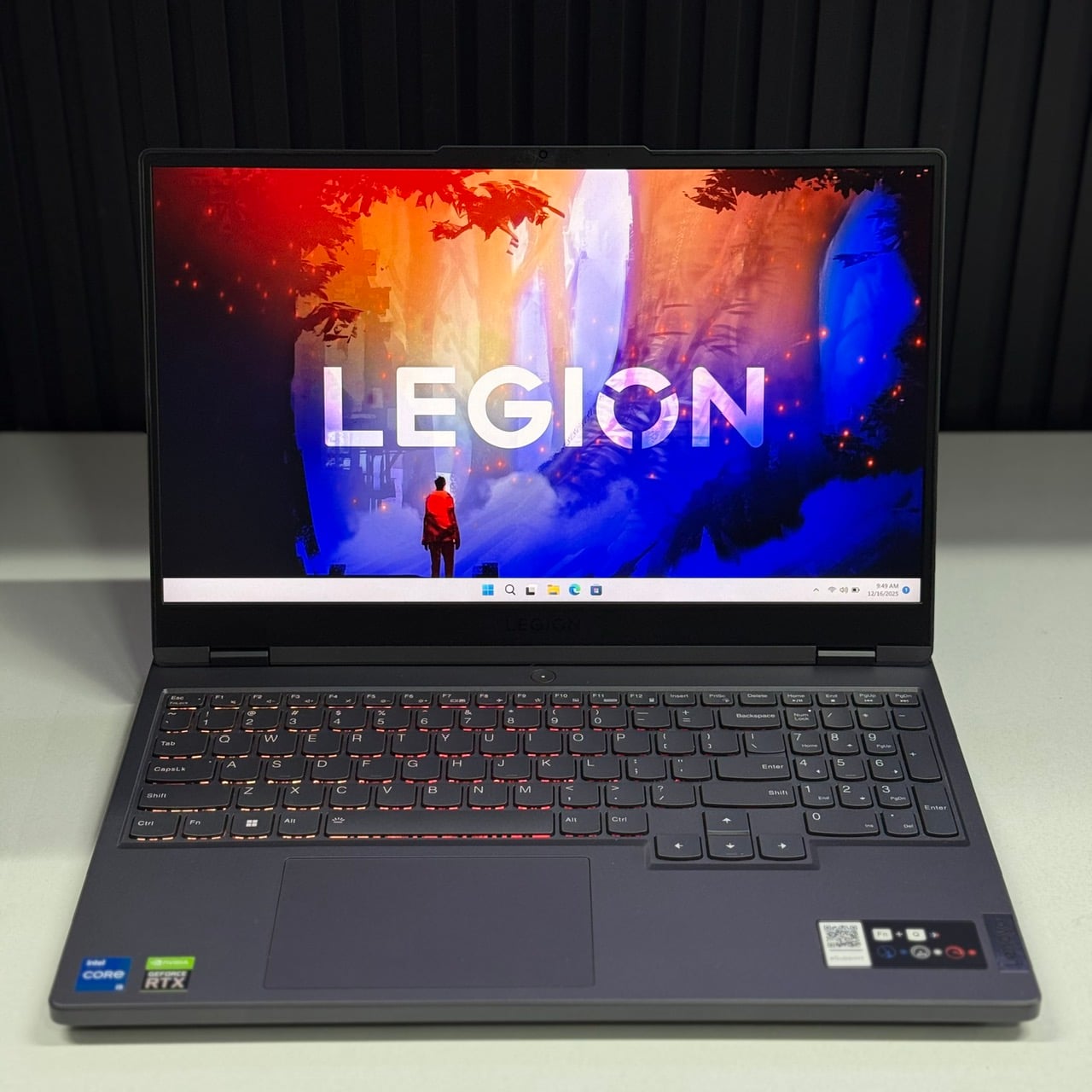 Laptop Lenovo Legion 5 15IAH7H 82RC008LVN màu xám Laptop Lenovo Legion 5 15IAH7H 82RC008LVN màu xám